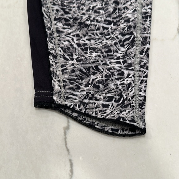 Lululemon Patterned Cropped pants - Picture 6 of 10